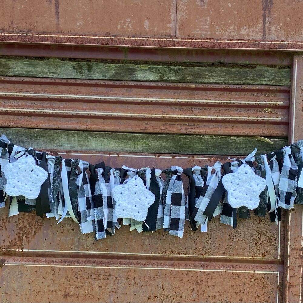 Black & White Farmhouse Garland with Buffalo Plaid and 2 sets of Crochet Stars - Picture 3 of 12